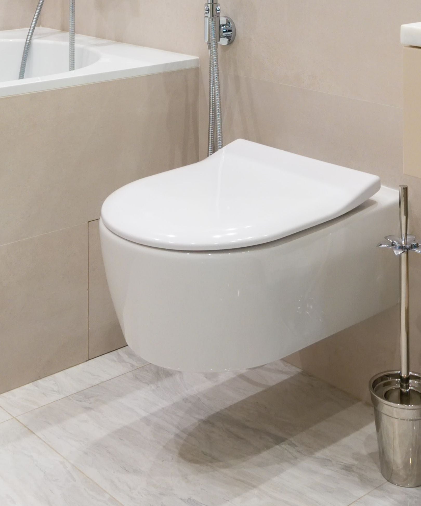 Les toilettes suspendues sont de plus en plus populaires en ce moment, et  l'aspect « flottant » unique qu'elles donnent est un excellent moyen de  rendre votre salle de bains plus originale.